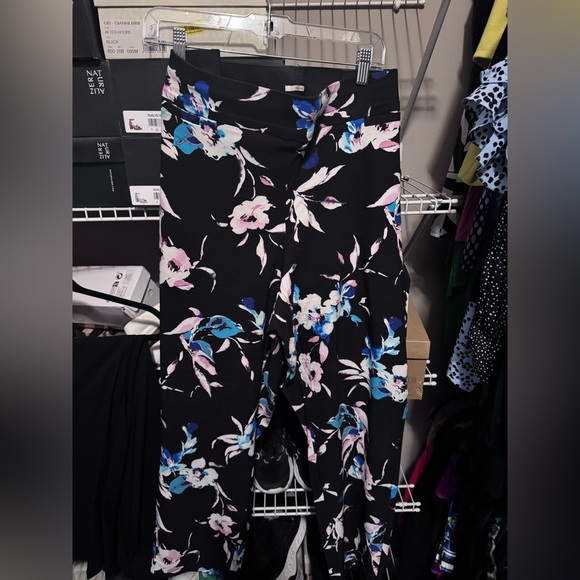 Lane Bryant Allie sexy stretch floral ankle pants
Size: 22W - Regular Inseam - Picture 6 of 8